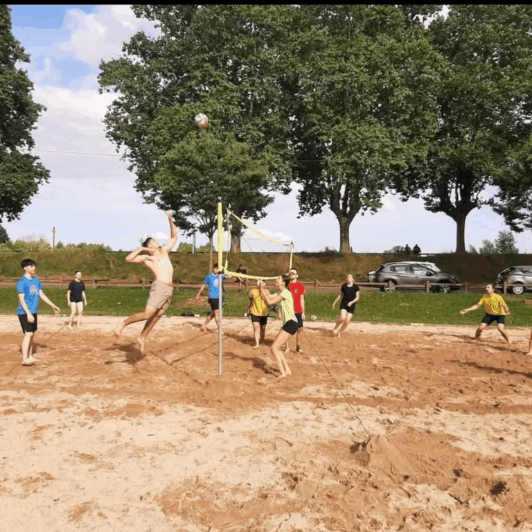 🚨 Avis aux licenciés du 2RVB 🚨 En été le volley continue